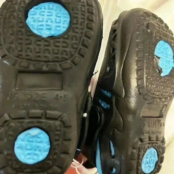Toddler shark clogs. New. Size 4-5‎ - Picture 4 of 7